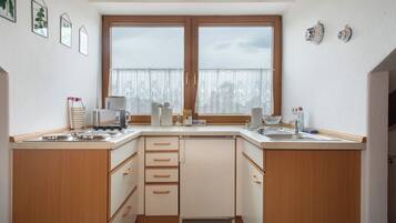 Kühlschrank, Herdplatte, Wasserkocher, Kochgeschirr/Geschirr/Besteck