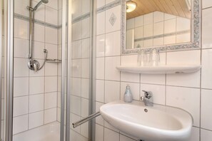 Een douche, een haardroger, handdoeken
