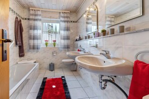 Douche, séchoir à cheveux, serviettes fournies