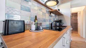 Fridge, oven, stovetop, dishwasher