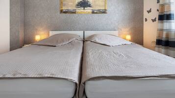 2 bedrooms, iron/ironing board, free WiFi, bed sheets