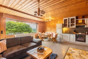 Fernseher, Kamin, Stereoanlage