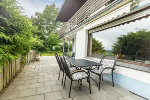 Outdoor dining - Apartment 'Panoramablick' with Shared Terrace, Shared Garden and Wi-Fi (Schmallenberg)