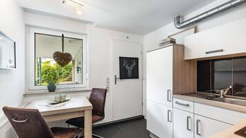 Fridge, oven, stovetop, coffee/tea maker