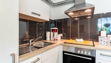 Kühlschrank, Ofen, Herdplatte, Wasserkocher mit Kaffee-/Teezubehör
