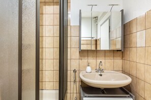 Shower, hair dryer - Apartment 'Klein Aber Fein' with Shared Terrace, Shared Garden and Wi-Fi (Schmallenberg)