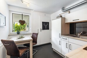 Fridge, oven, stovetop, coffee/tea maker