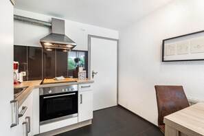 Jääkaappi, uuni, liesi, kahvin-/teenkeitin