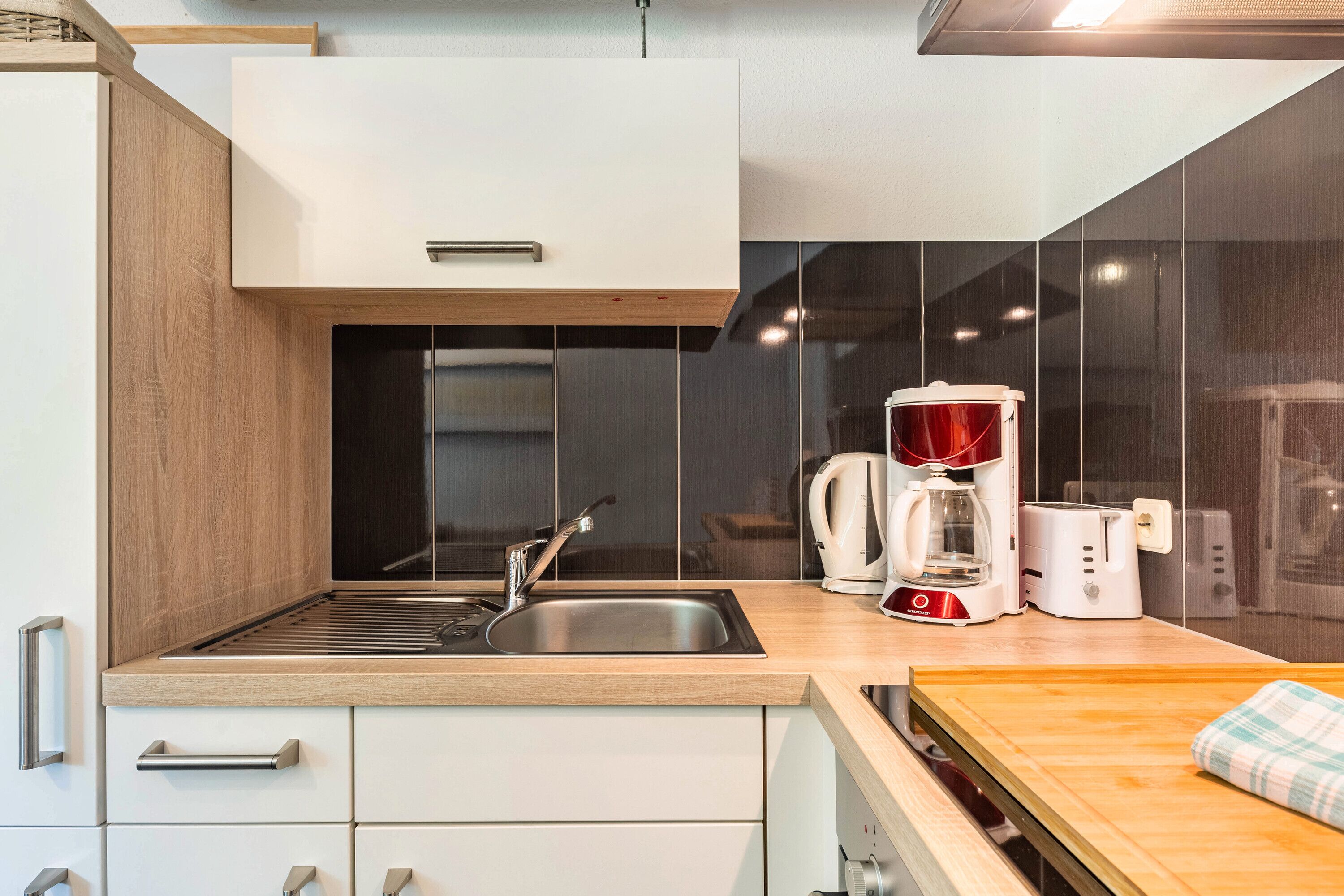 Kühlschrank, Ofen, Herdplatte, Wasserkocher mit Kaffee-/Teezubehör