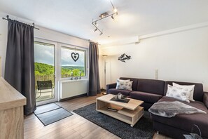 TV - Apartment 'Klein Aber Fein' with Shared Terrace, Shared Garden and Wi-Fi (Schmallenberg)