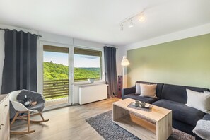 Tv, eldstad och dvd-spelare