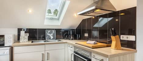 Réfrigérateur, four à micro-ondes, un four, surface de cuisson