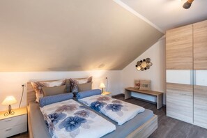 2 bedrooms, iron/ironing board, free WiFi, bed sheets