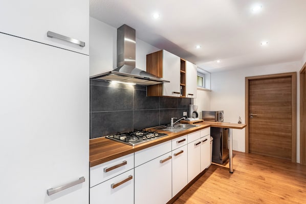 Kühlschrank, Mikrowelle, Ofen, Herdplatte