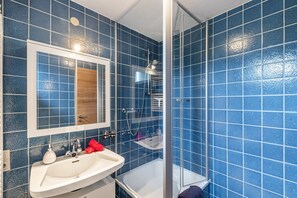 Shower, hair dryer, towels - Apartment 'Schanze 20' with Mountain View, Shared Terrace and Wi-Fi (Schmallenberg)