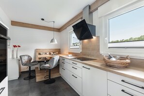 Fridge, microwave, oven, stovetop - Apartment 'Schanze 20' with Mountain View, Shared Terrace and Wi-Fi (Schmallenberg)