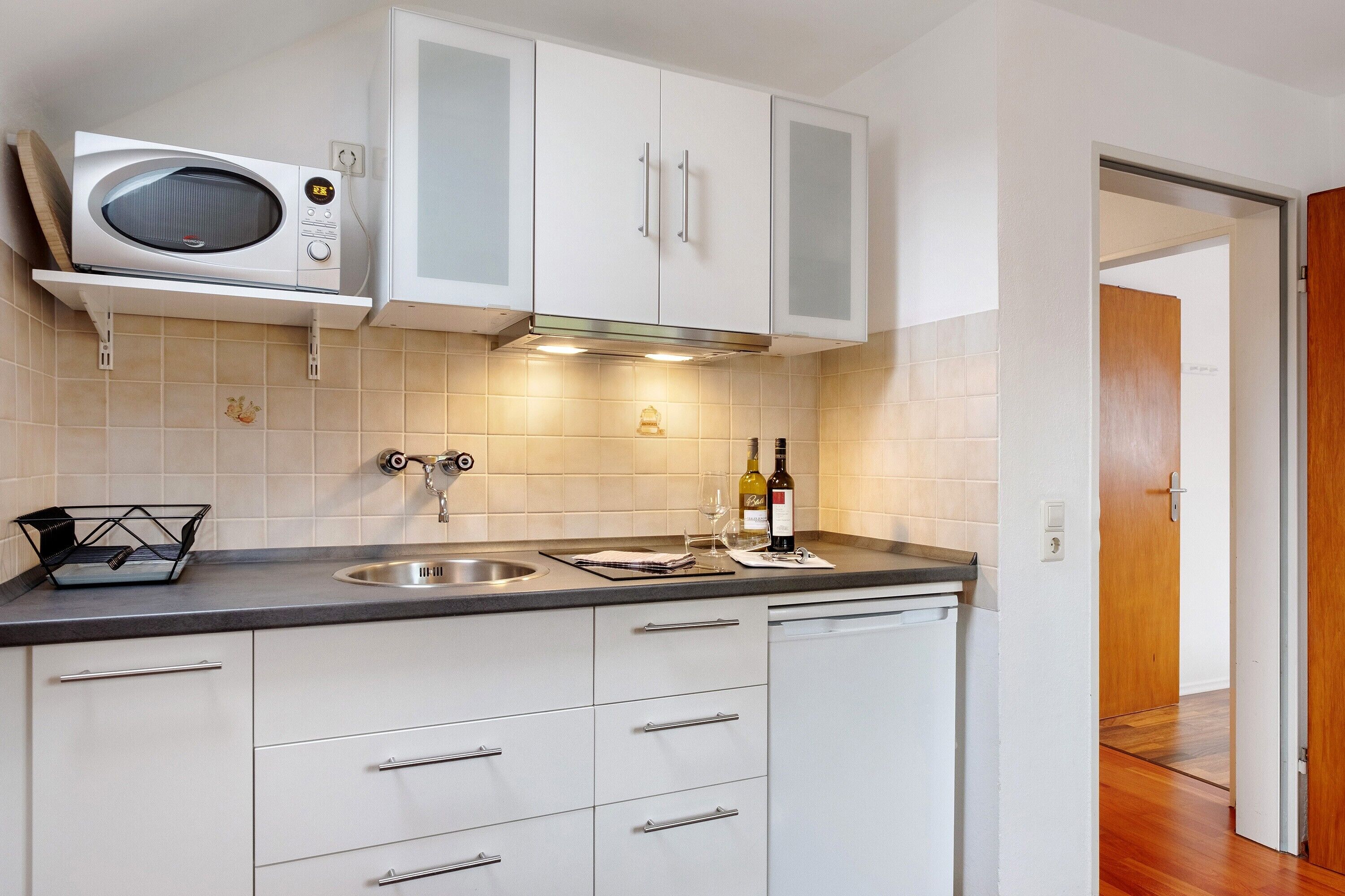 Kühlschrank, Mikrowelle, Herdplatte, Wasserkocher mit Kaffee-/Teezubehör