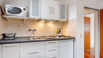 Kühlschrank, Mikrowelle, Herdplatte, Wasserkocher mit Kaffee-/Teezubehör