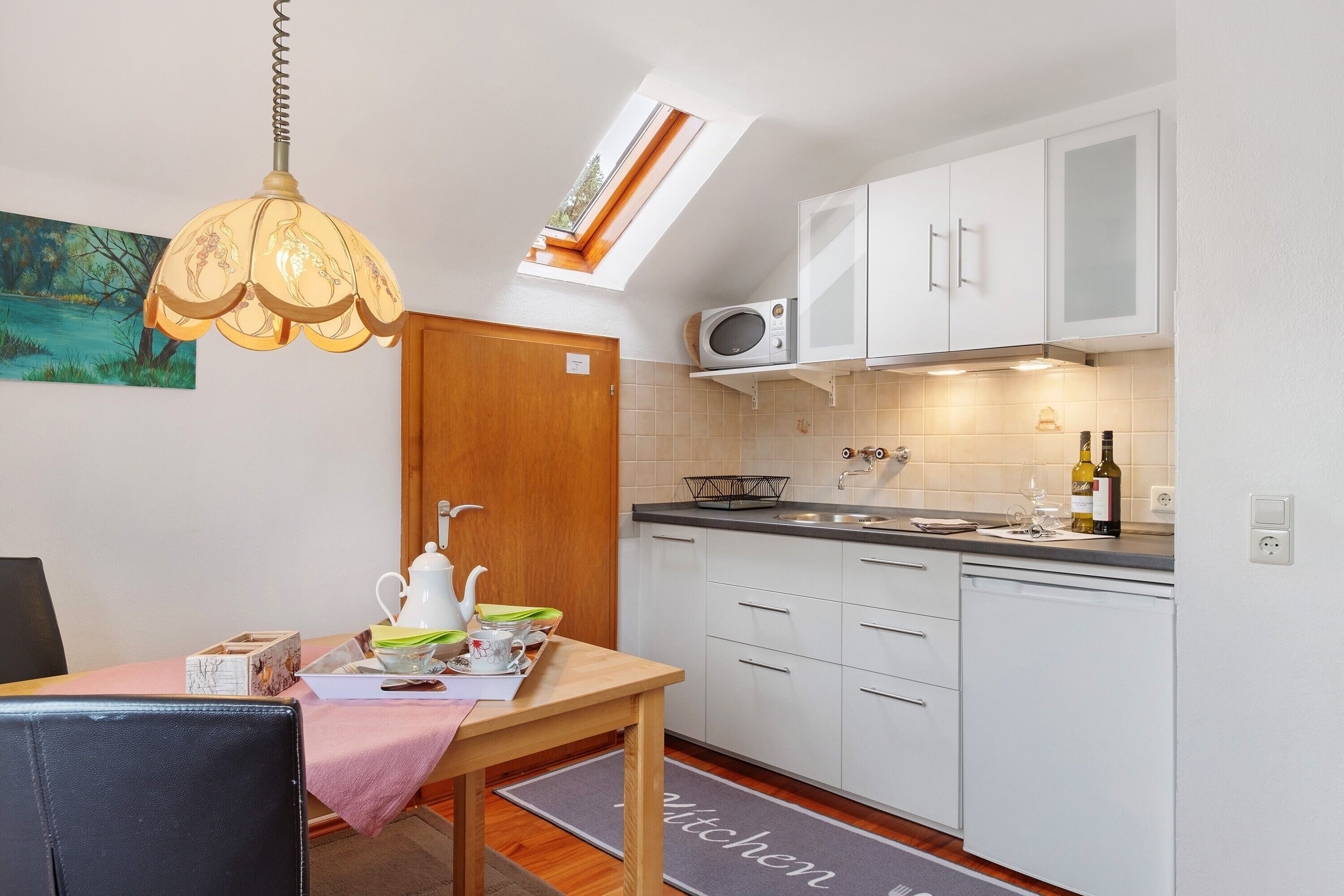 Kühlschrank, Mikrowelle, Herdplatte, Wasserkocher mit Kaffee-/Teezubehör