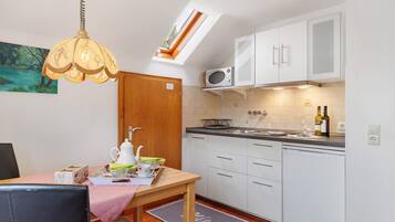 Kühlschrank, Mikrowelle, Herdplatte, Wasserkocher mit Kaffee-/Teezubehör