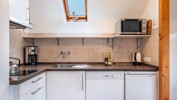 Fridge, oven, stovetop, dishwasher