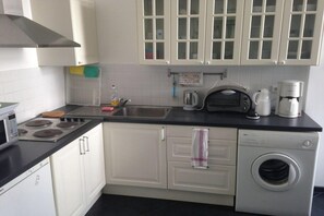 Een koelkast, een microgolfoven, een oven, een kookplaat