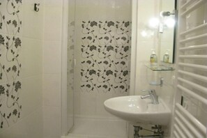 Een douche, een haardroger, handdoeken