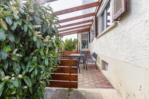 Outdoor dining - Holiday Apartment 'K5' with Private Terrace, Shared Garden and Wi-Fi (Wehr)