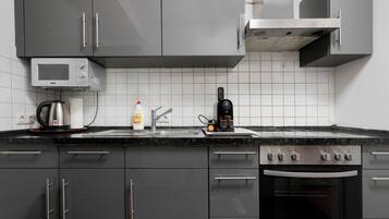 Kühlschrank, Mikrowelle, Ofen, Herdplatte