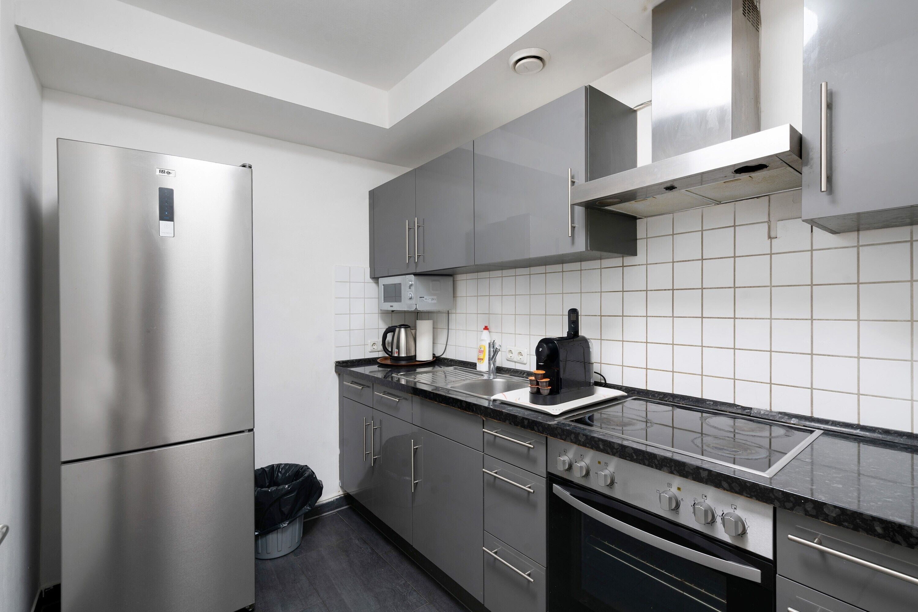 Coffee/tea maker, fridge, microwave, oven