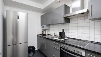 Coffee/tea maker, fridge, microwave, oven