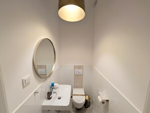 Een douche, een haardroger, handdoeken