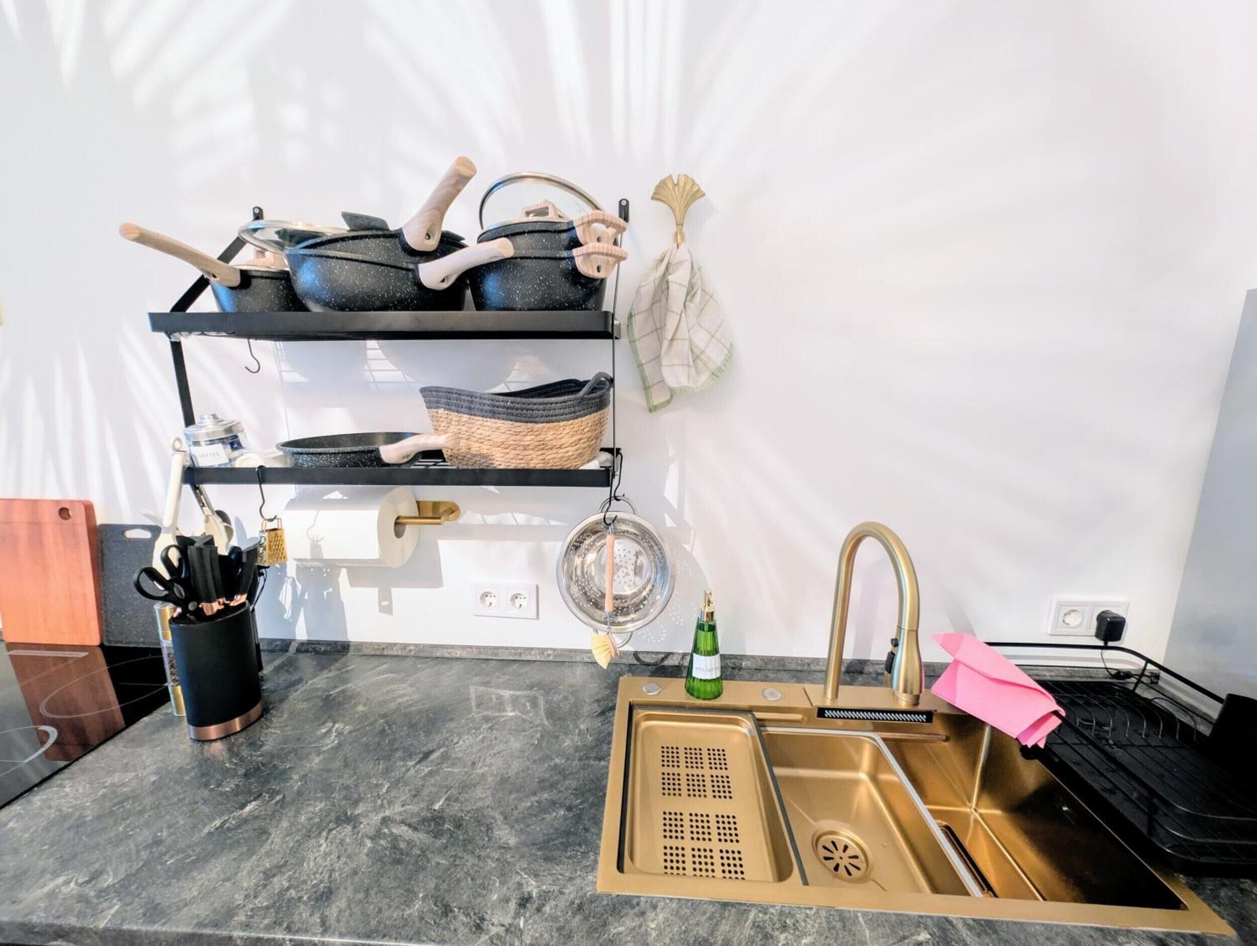 Réfrigérateur, plaque de cuisson, lave-vaisselle, cafetière/bouilloire