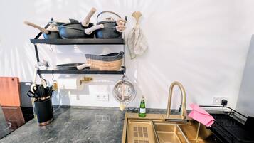 Réfrigérateur, plaque de cuisson, lave-vaisselle, cafetiÚre/bouilloire