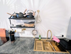 Een koelkast, een kookplaat, een vaatwasser