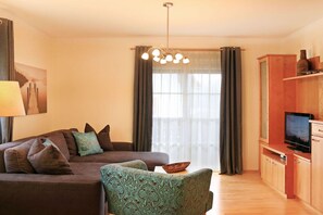 Älytelevisio, takka, pöytätennispöytä, stereot