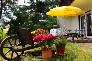 Terrace/patio - Apartment 'Jachmann, 80qm' with Private Terrace, Private Garden and Wi-Fi (Schönwald)