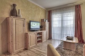 Smart TV, caminetto, tavolo da ping pong, libri