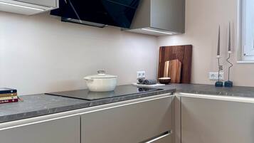 Fridge, oven, stovetop, dishwasher