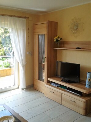 TV, DVD player, stereo - Apartment 'Sonnenblume' with Private Terrace, Private Garden and Wi-Fi (Daun)