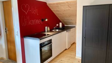 Kühlschrank, Ofen, Herdplatte, Wasserkocher mit Kaffee-/Teezubehör