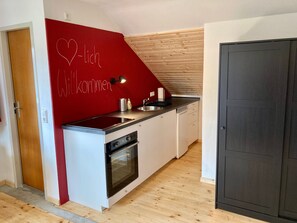 Kylskåp, ugn, spishäll och kaffe- och tebryggare