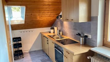 Fridge, oven, stovetop, coffee/tea maker