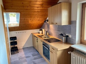 Kühlschrank, Ofen, Herdplatte, Wasserkocher mit Kaffee-/Teezubehör