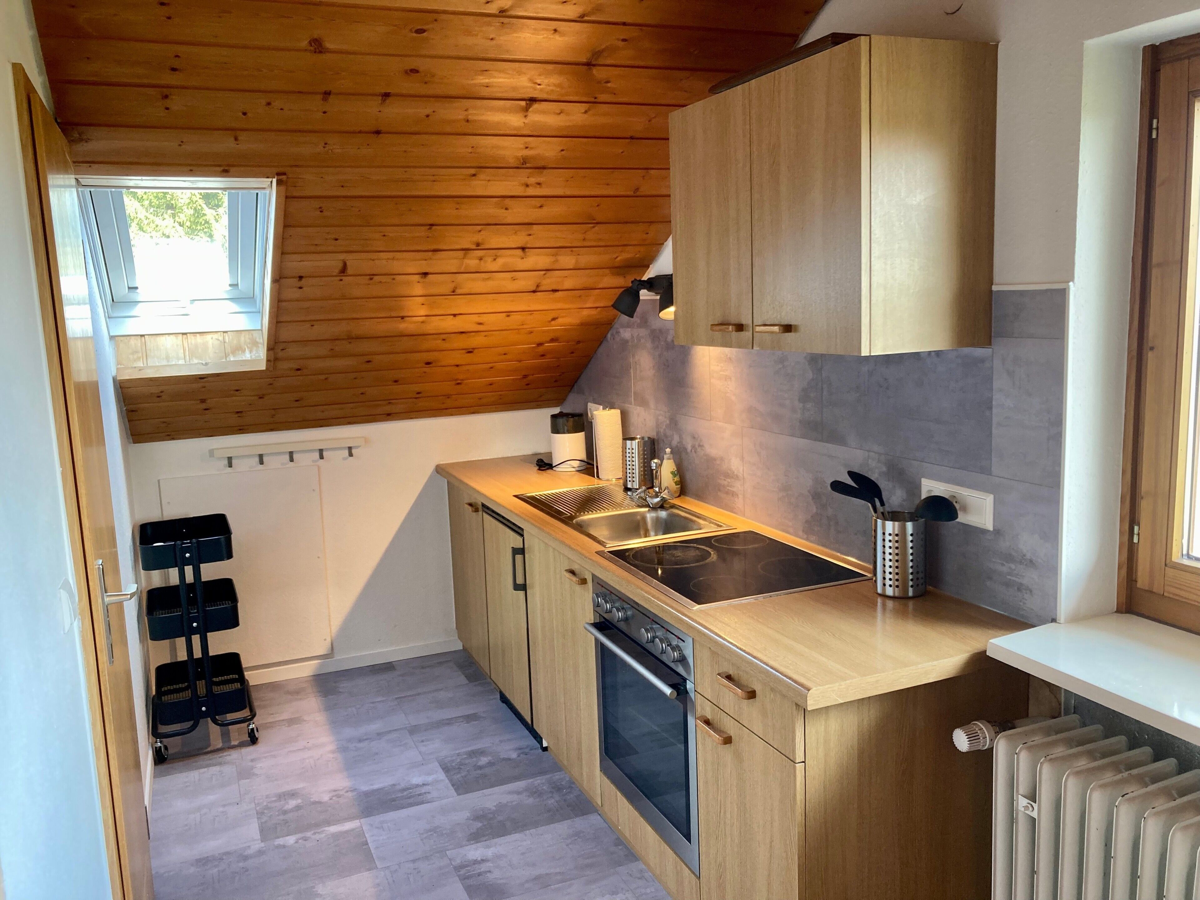 Fridge, oven, stovetop, coffee/tea maker