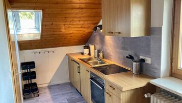 Fridge, oven, stovetop, coffee/tea maker