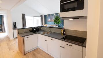 Refrigerador, placa de cocina, cafetera/tetera