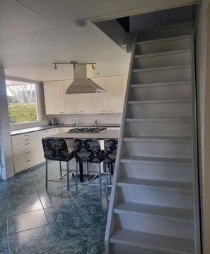Refrigerador, microondas, horno, placa de cocina