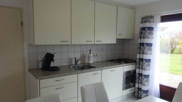 Geladeira, micro-ondas, cooktop, lava-louças