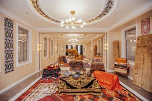 120-cm Smart TV with satellite channels, toys, computer monitors - SILK ROAD EMPIRE HOTEL (Samarkand)